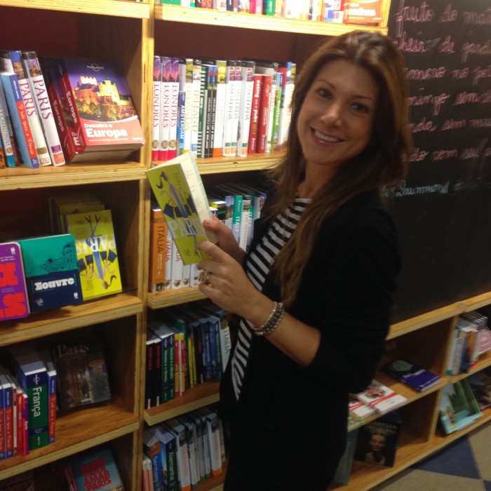 Dione Occhipinti, autora do guia de moda Paris: do Alto Luxo ao Luxo Acessível, confere seu guia à venda na Livraria Cultura