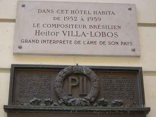 Placa em homenagem ao compositor Villa-Lobos, em frente ao Hotel Bedford onde, coincidentemente, também se hospedou o Imperador Pedro II.