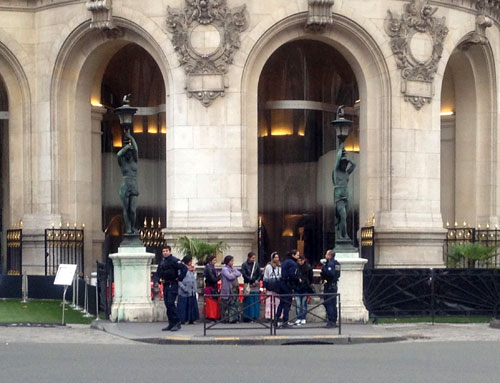 Polícia francesa e as conhecidas pickpockets que circulam pelo centro de Paris