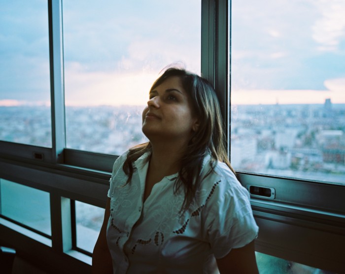 Dani, em sua casa que tem uma vista incrível de Paris