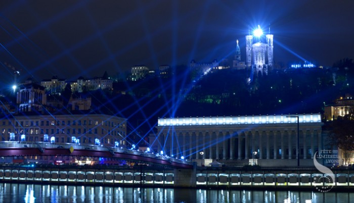 Um enorme globo de boate iluminou a Basílica de Notre-Dame de Fouvières.