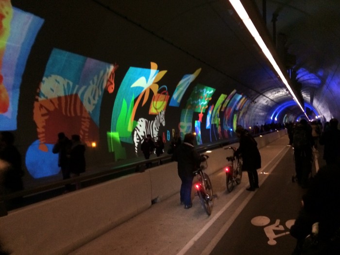 Instalação de luz dentro do túnel de quase dois quilômetros no centro da cidade