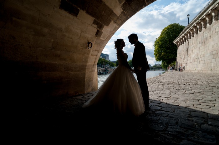 Noivos sob Ponte em Paris, fotografados por Ana Rita