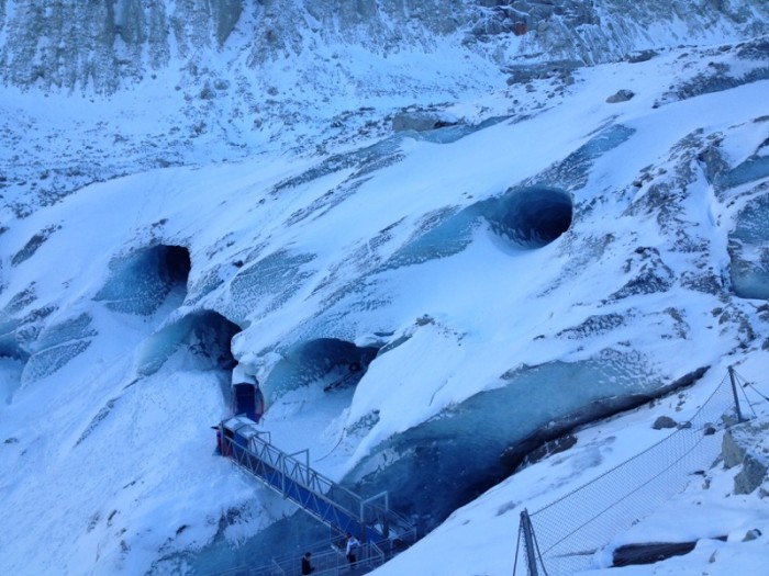As entradas das grutas cavadas no gelo