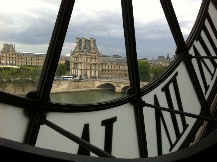 O Museu do Louvre e o Sena, vistos do café dos irmãos Campanha que fica dentro do Musée d'Orsay