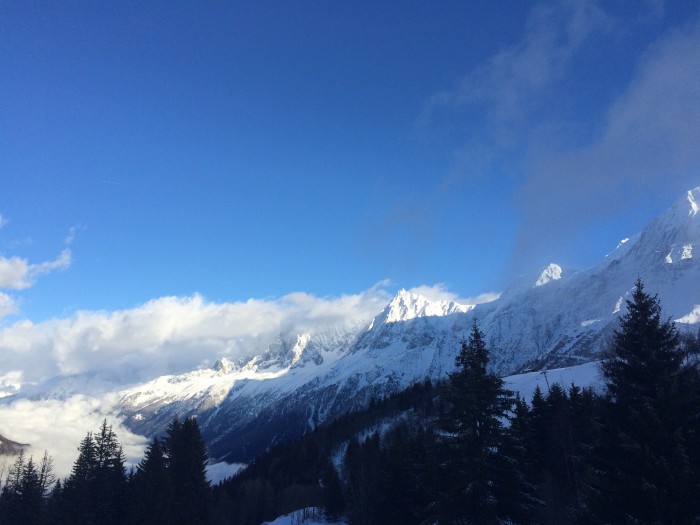 Do alto das pistas, vê-se a cadeia de montanhas do Mont Blanc