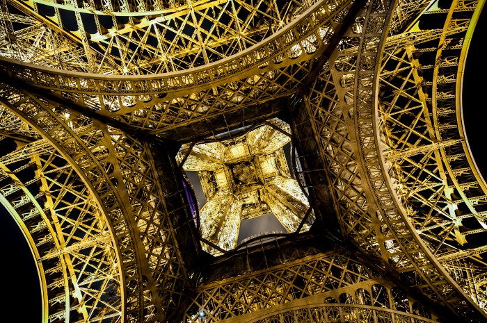 A Torre Eiffel, vista de baixo