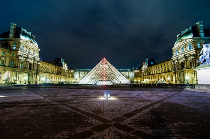 À noite, os monumentos em Paris estão vazios, o que os torna ainda mais bonitos.