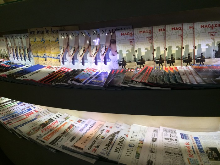 Jornais e revistas disponíveis nos salão da Air France