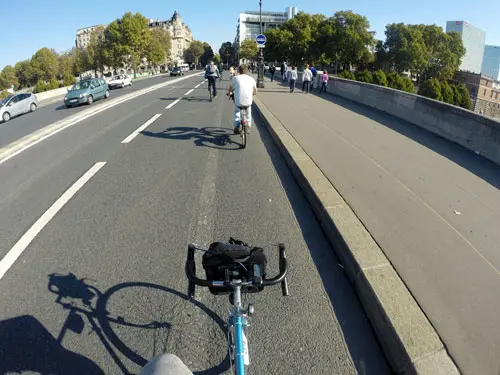Ciclistas em Paris