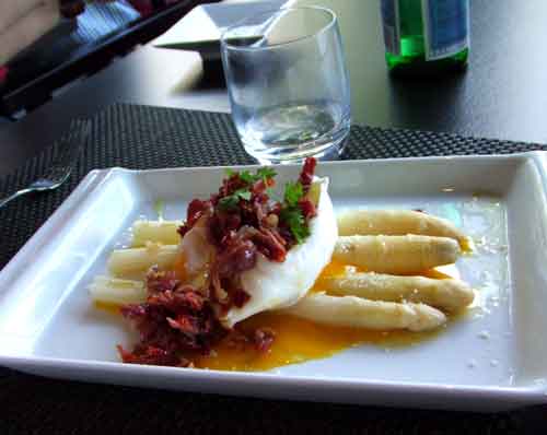 Aspargos, ovos pochê e presunto no Café Armani