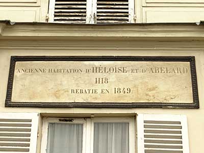 Placa em homenagem ao casal em prédio de Paris