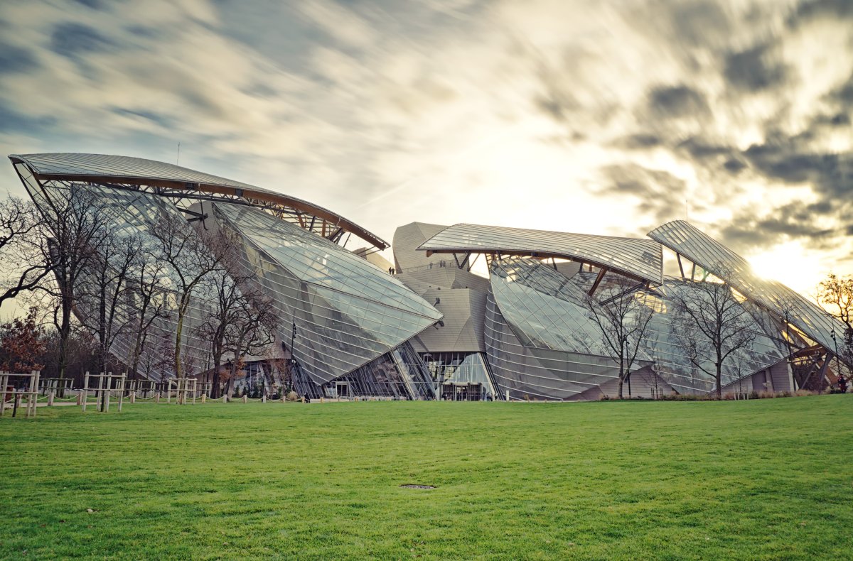 O lindíssimo prédio da Fundação Louis Vuitton, em Paris. O lindíssimo prédio da Fundação Louis Vuitton, em Paris.
