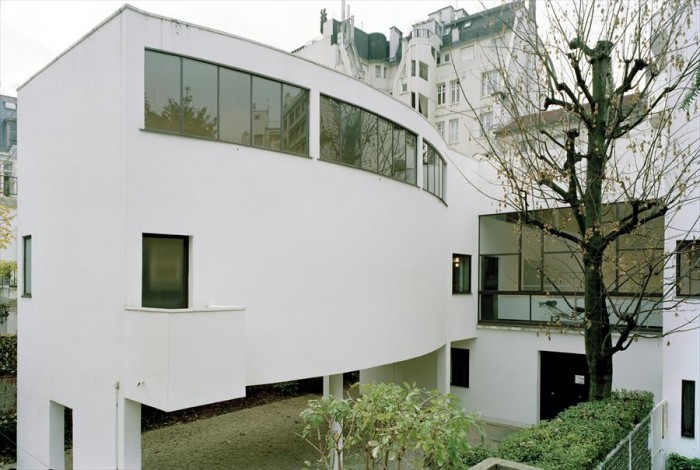 É possível visitar o exterior e o interior da Maison La Roche, projetada por Le Corbusier.