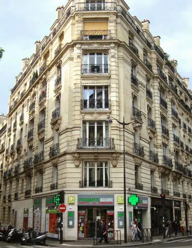 A entrada na Pharmacie Basire, no 16˚ arrondissement