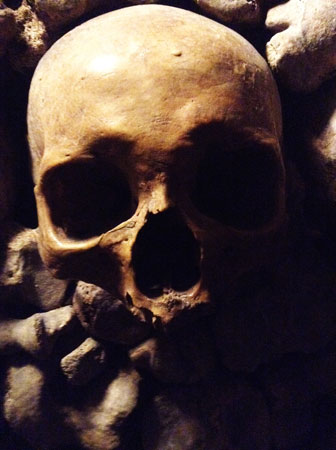 Esqueletos nas catacumbas de Paris