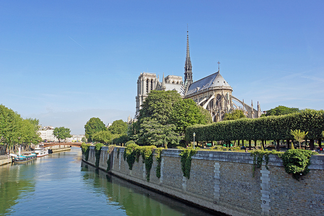 As costas da Notre Dame, vista do barco. 
