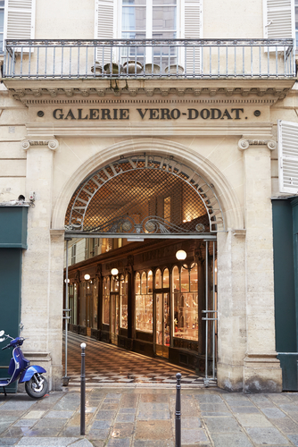 A entrada da Galerie Véro-Dodat, no 1˚ arrondissement de Paris. 