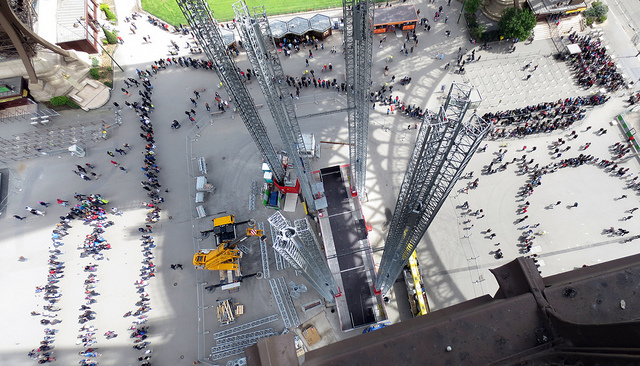 A famosa e gigantesca fila para subir na Torre Eiffel.