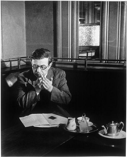 Sartre no Café de Flore, em Paris. Foto de Brassai.