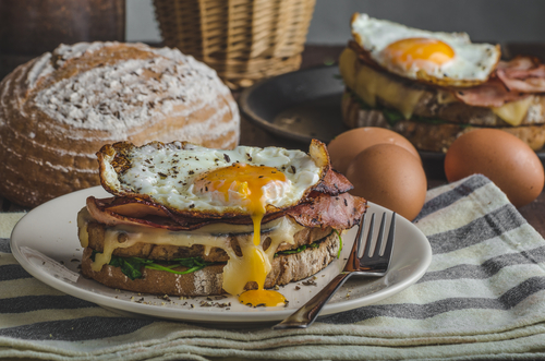 Croque Madame, tradicional sanduíche servido nos cafés