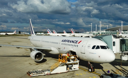 Aviões da Air France estacionados no aeroporto Charles de Gaulle, em Paris. 