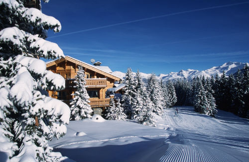 Hotel em frente à pista de esqui, em Courchevel. Foto: Jerome Kelagopian