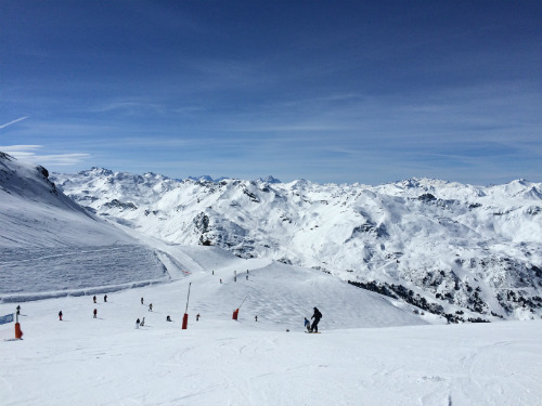 Os 3 Vales (Les 3 Vallées) têm 321 pistas interligadas por teleféricos