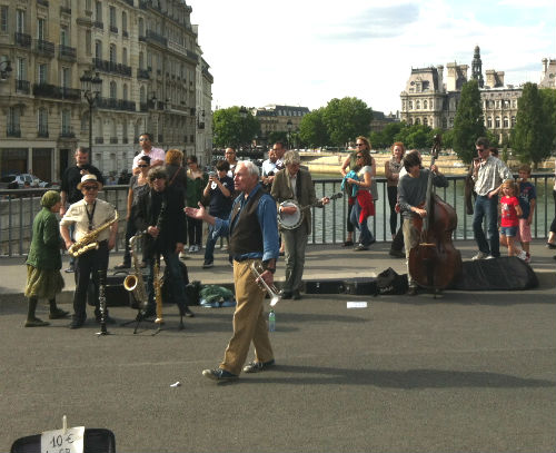 A banda The Riverboat Shufflers, em 2012, num domingo na Pont Saint Louis, em Paris