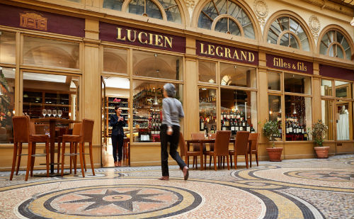 A entrada da Cave Legrand, situada dentro da lindíssa Galerie Viivienne, em Paris.