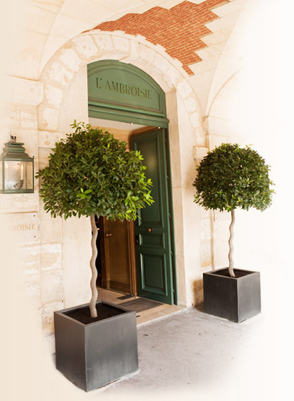 Sob as arcadas da Place des Vosges está a discreta entrada do restaurante L'Ambroisie