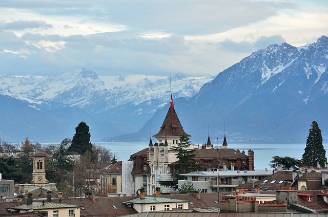 Lausanne, o lago e os Alpes. Foto de Tristan Schmurr.