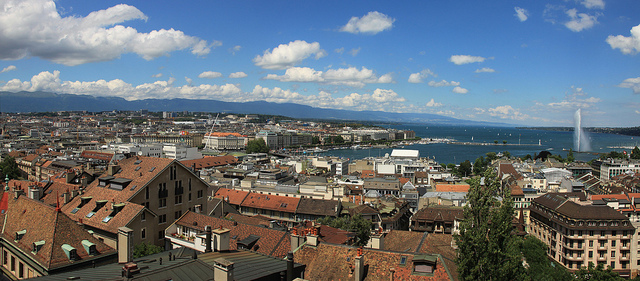 Vista de Genebra e do Lago Léman a partir do centro antigo da cidade. 