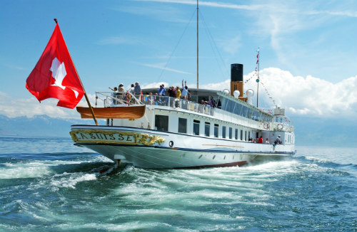 O tradicional barco da empresa CGN oferece passeios turístico assim como transporte regular entre as cidades do lago.