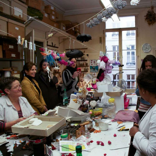 A alunas do curso Paris Style Week durante visita a ateliê que fabrica acessórios para a alta costura