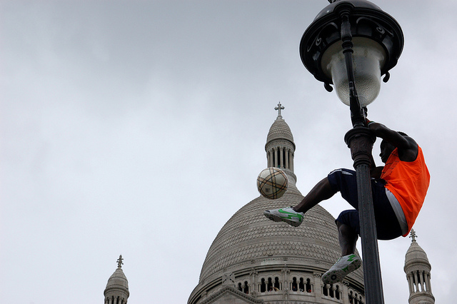 Iya Traore se apresenta em frente a igreja Sacré Coeur. Foto de Enrico Francese 