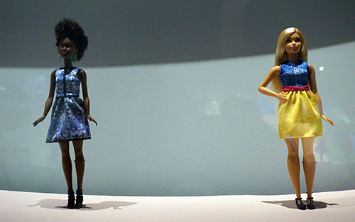 Barbie negra e Barbie loura