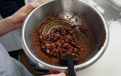 Preparação de crocantes de cereais e chocolate