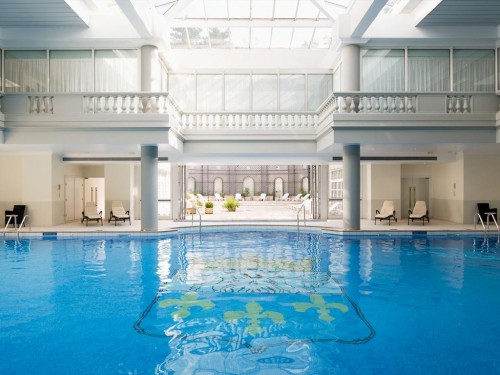 A piscina coberta e aquecida no Spa Guerlain do Trianon Palace