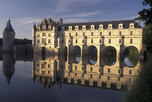 Chenonceau, construído sobre o rio Cher, é um dos castelos mais visitados da região. 