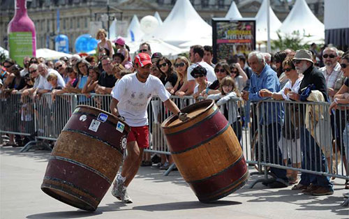 Festa do vinho de Bordeaux. Corrida de roladores de barris