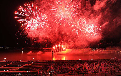 Festa do Vinho de Bordeaux. Fogos de artifício todas as noites