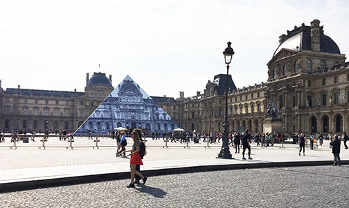 Pirâmide do Louvre e a obra de JR