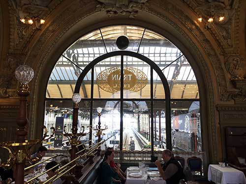 Le Train Bleu e sua vista para os cais de embarque