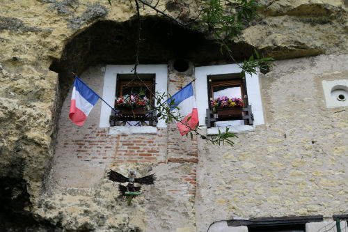 Por toda parte no Loire, vemos casas e caves construidas dentro da montanha