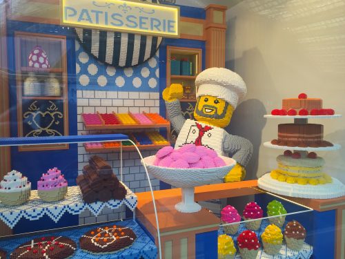 Vitrine da Lego: uma pâtisserie tamanho natural feita com os bloquinhos da marca