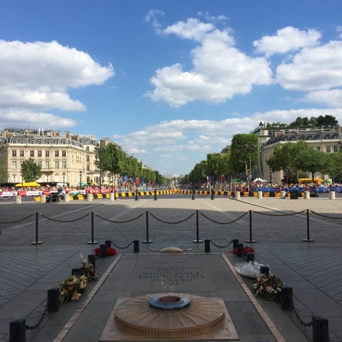 Vista da avenida Champs Élysées a partir do arco do Triunfo