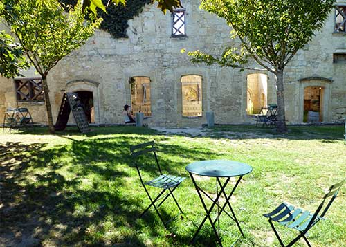 Tome um espumante nos jardins do Cloître