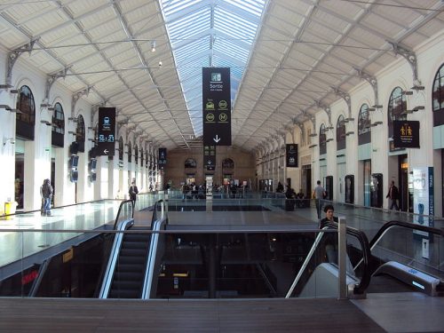 A sala de pas-perdus da Gare Saint Lazare (foto: Akiry no Wikimedia Commons)