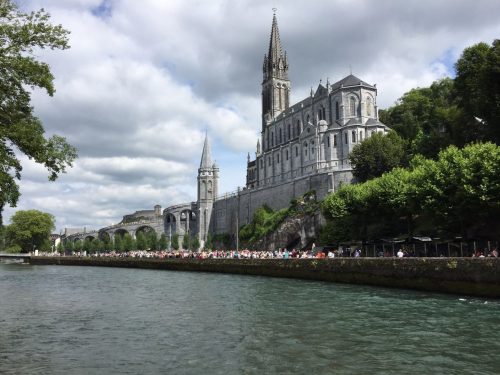 Fundo das basílicas e a Procissão Mariana ao longo do rio Gauve